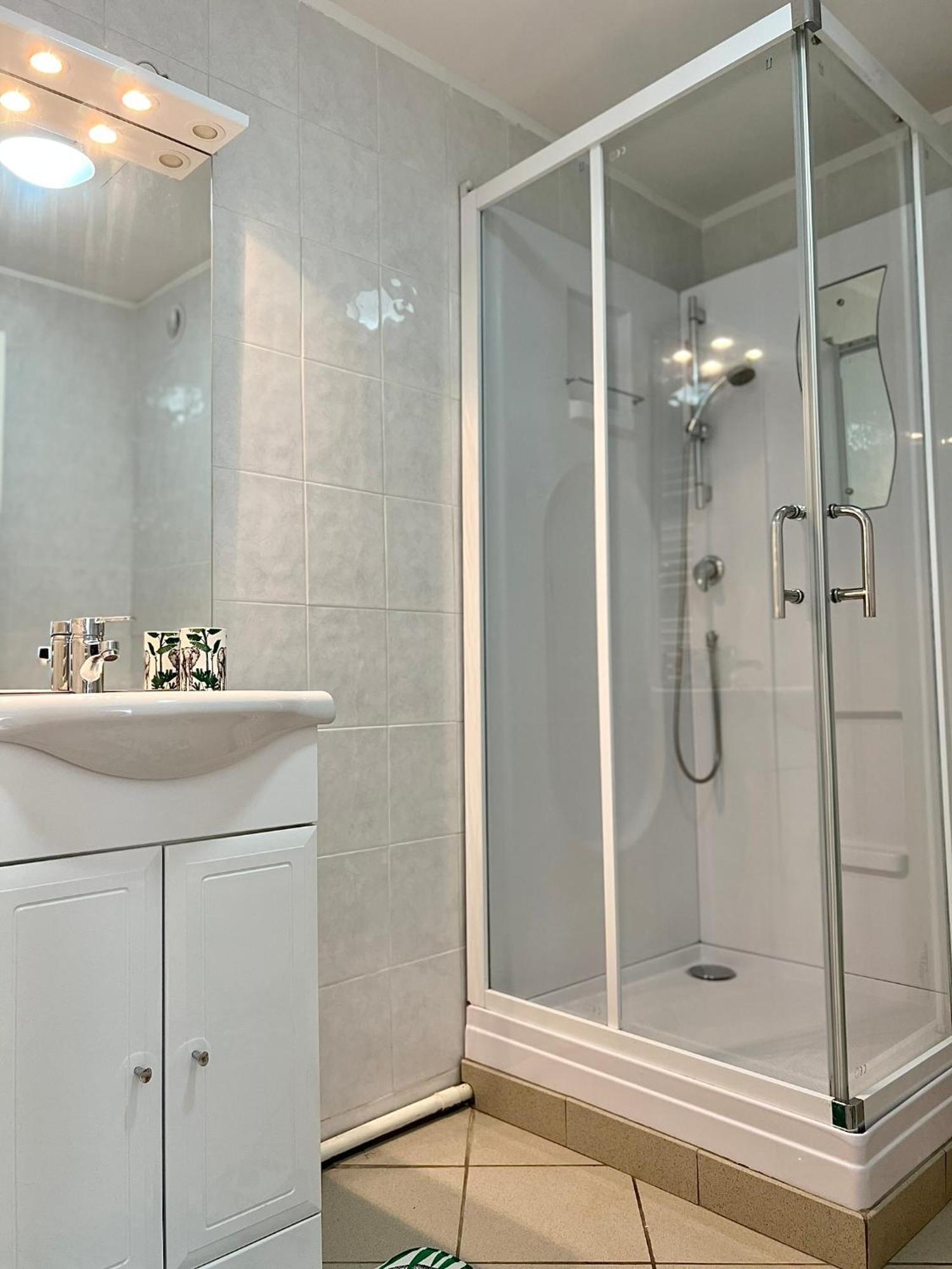 Paisible T3 Proche Metro, Wi-fi & Terrasse Privee Apartamento